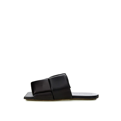 Bottega Veneta Elegant Black Leather Sandals